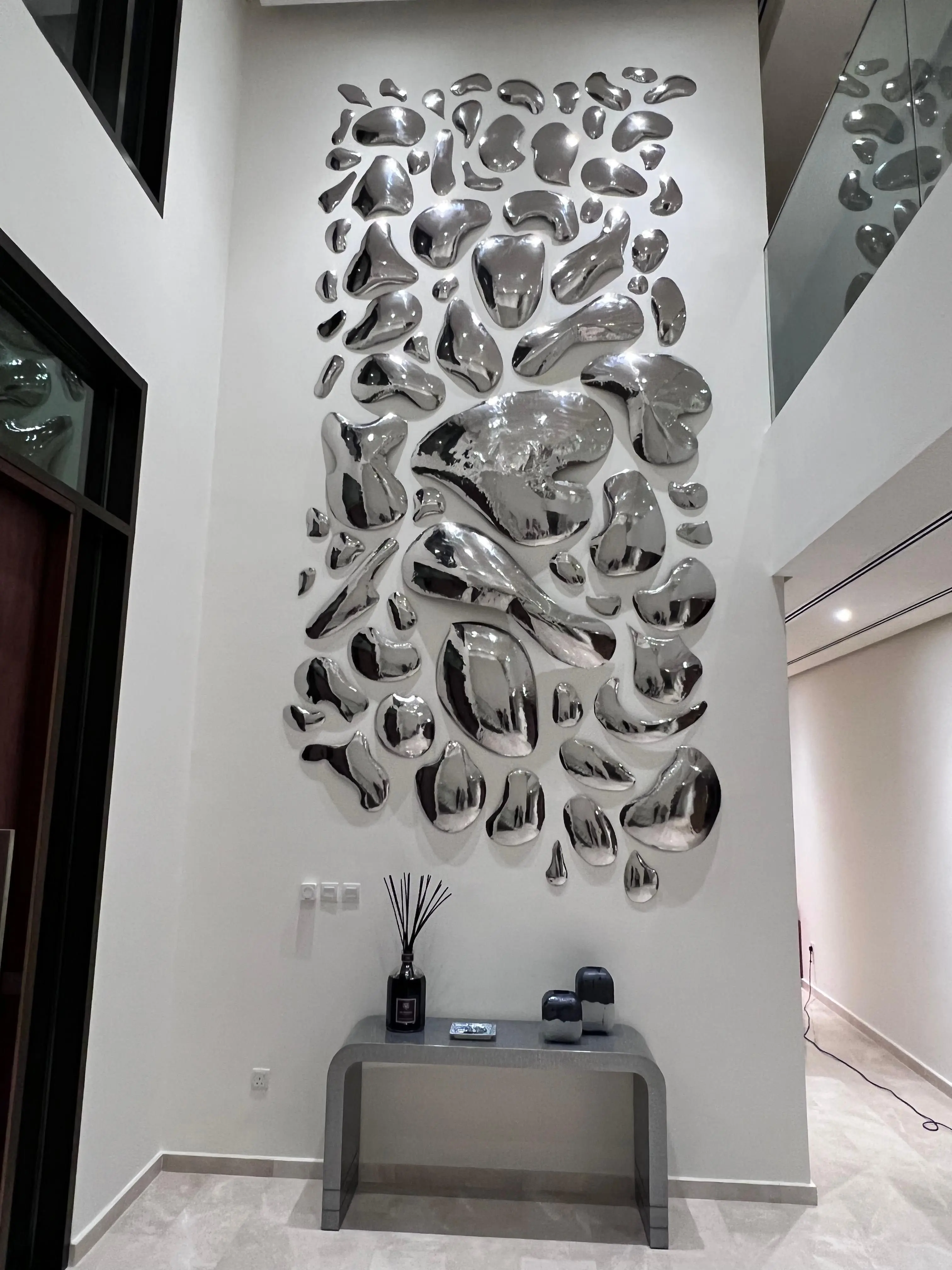 Fluid, organic sculptural form