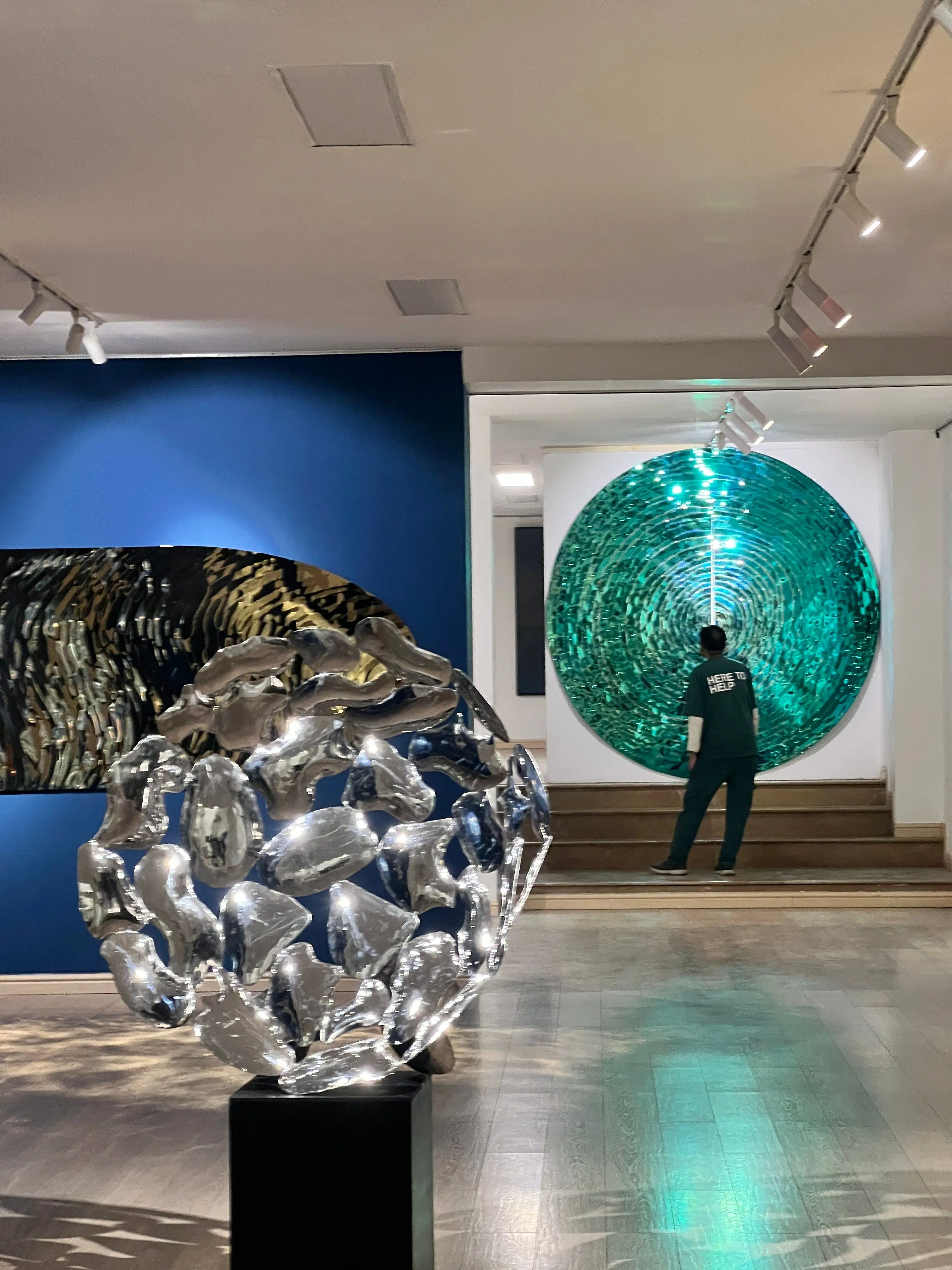 Fluid, organic sculptural form