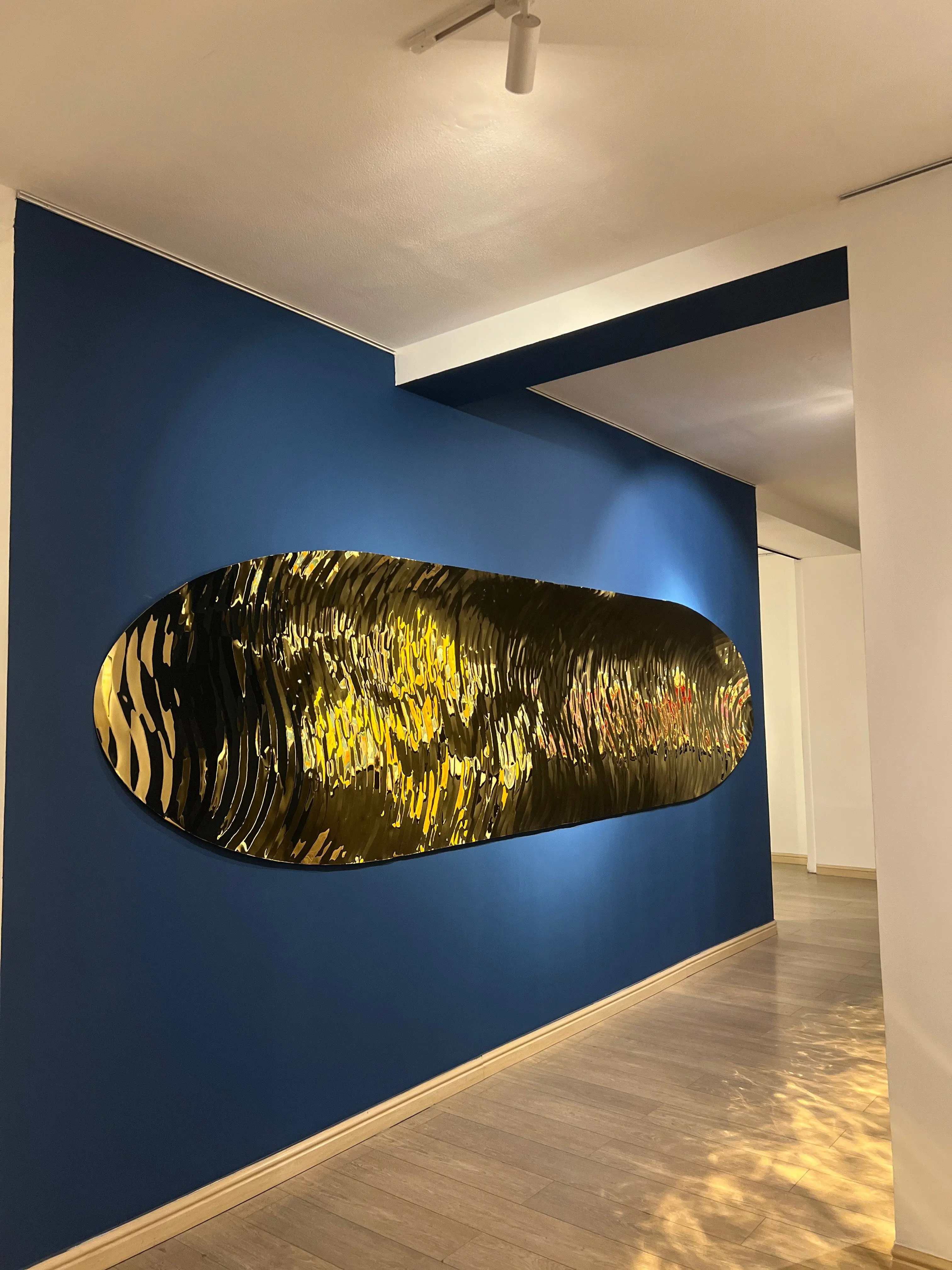 Rippled gold reflective floor piece