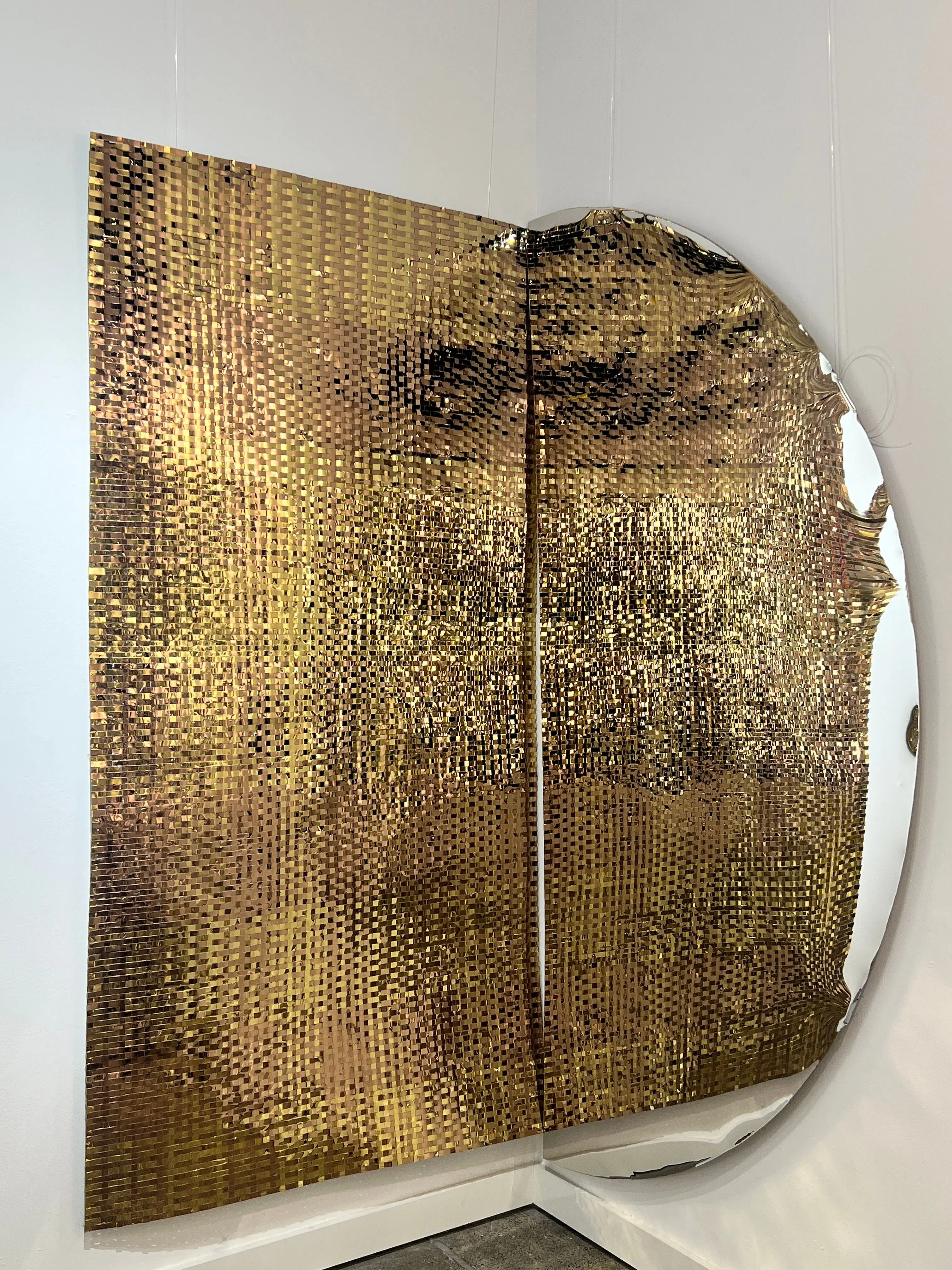 Hammered mirror pixelation on a metal surface