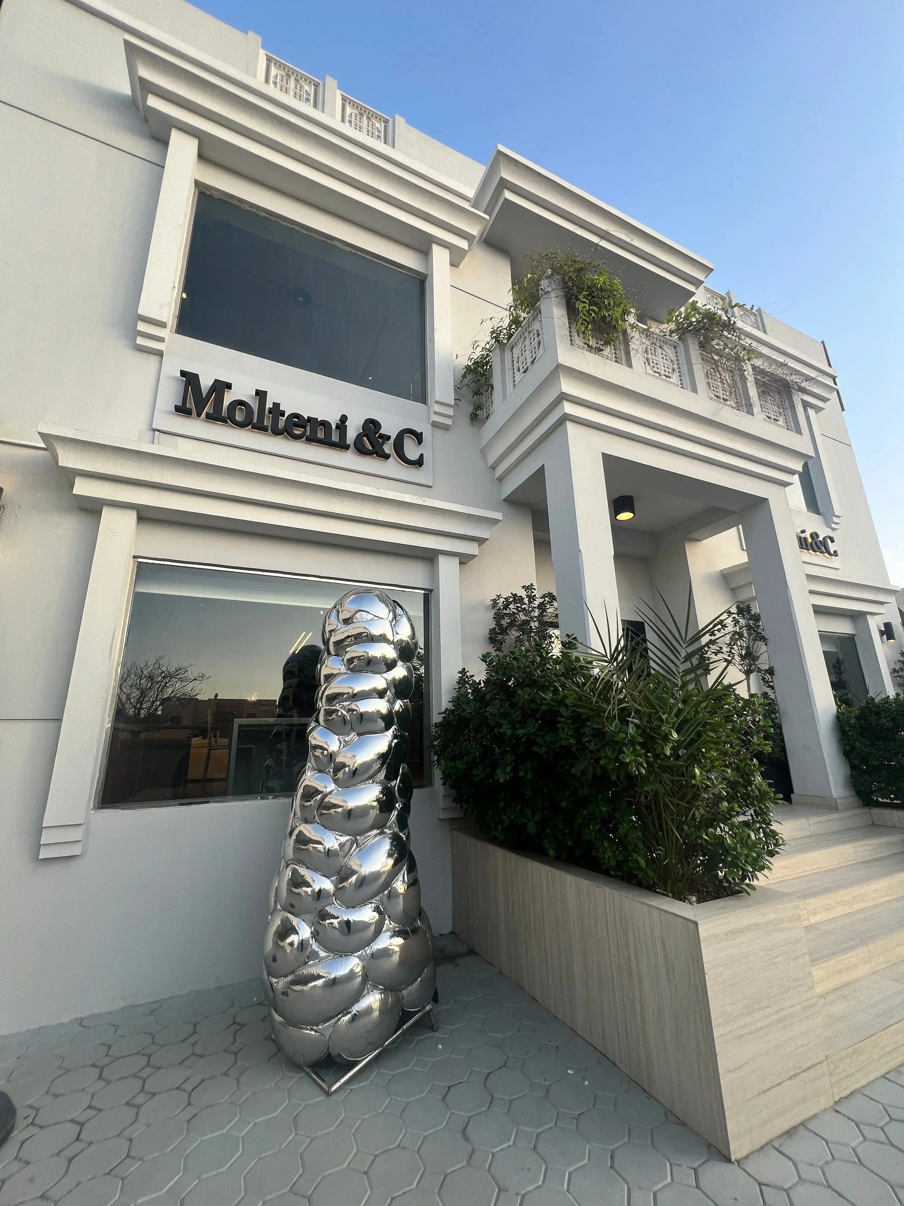 Large-scale public metal sculpture